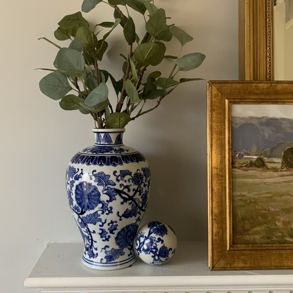 Chinoiserie Elegant Blue and White Floral Accent Vase ceramic new home decor - Picture 7 of 11